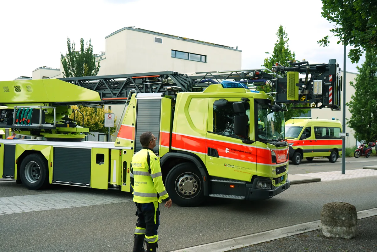 Einsatzkräfte der Feuerwehr, des Rettungsdiensts und der Polizei in Uster West.